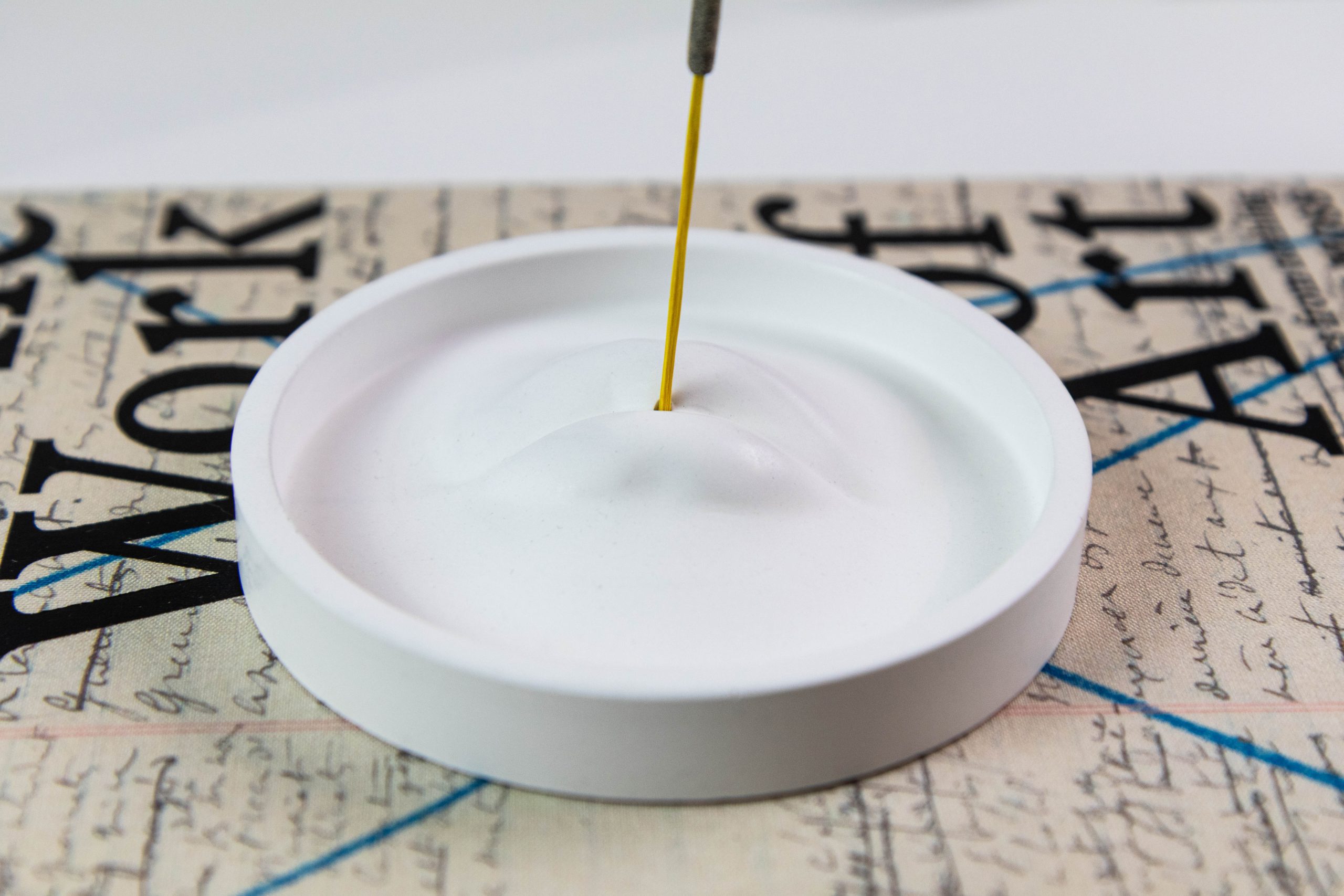 Round Incense Holder Lips - Image 4